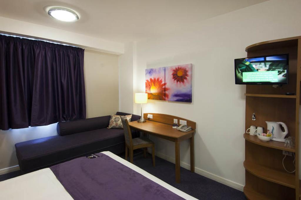 Premier Inn London Harrow Δωμάτιο φωτογραφία