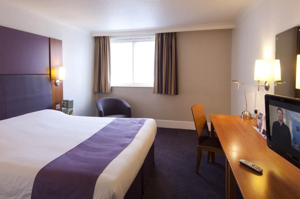 Premier Inn London Harrow Δωμάτιο φωτογραφία